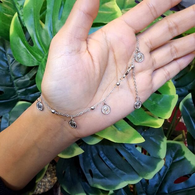 خلخال فضي بتعليقات عملات أنيقة.