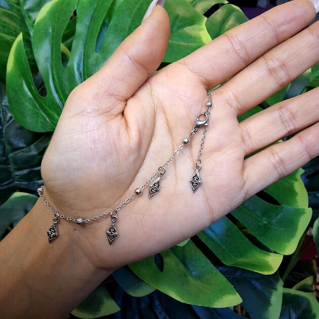 خلخال فضي بتعليقات أنيقة ناعمة.