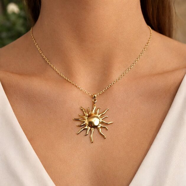 طوق ذهبي بتعليقة شمس لامعة.