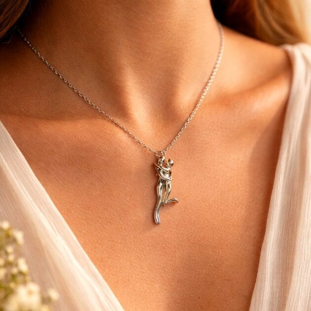 طوق فضي بتعليقة عناق أنيقة.