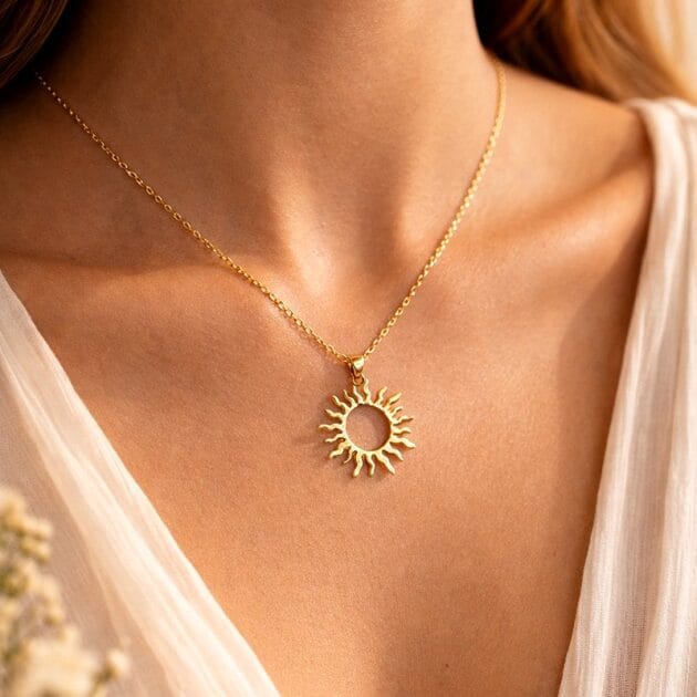 طوق ذهبي بتعليقة شمس مفرغة أنيقة.