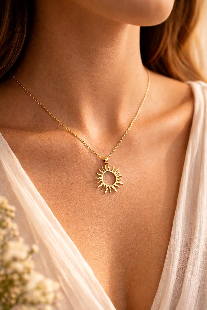 طوق ذهبي بتعليقة شمس مفرغة أنيقة.