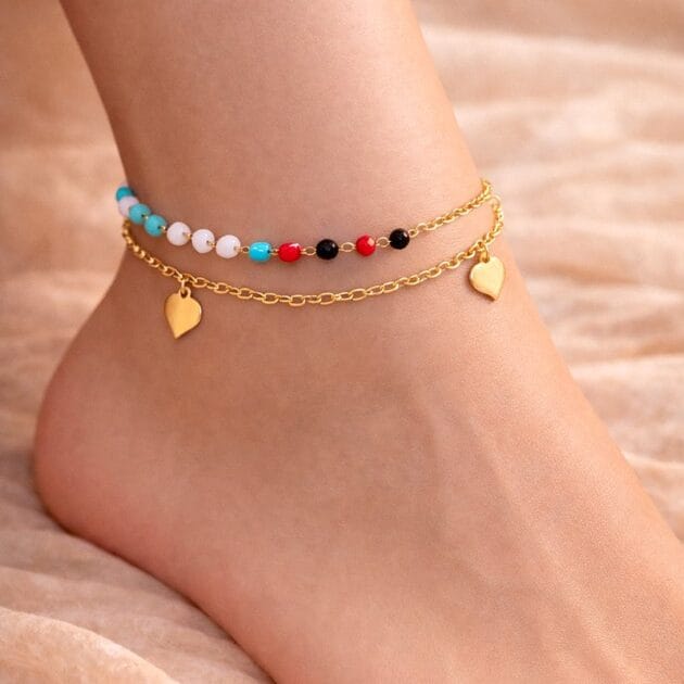 خلخال ذهبي بطبقتين مع خرز ملون وتعليقة قلب.