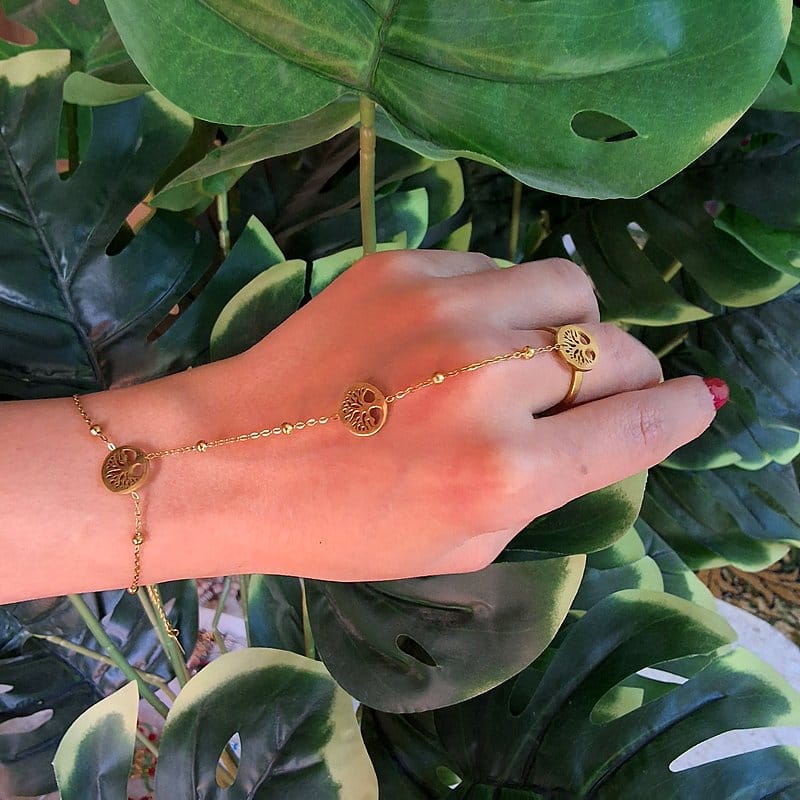 خاتم كف ذهبي مع شجرة الحياة.