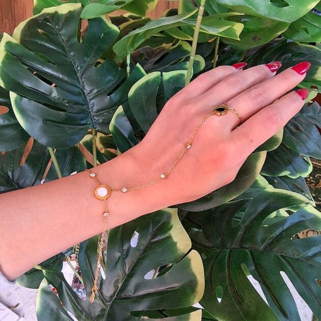 خاتم كف ذهبي مع تعليقة دائرية.