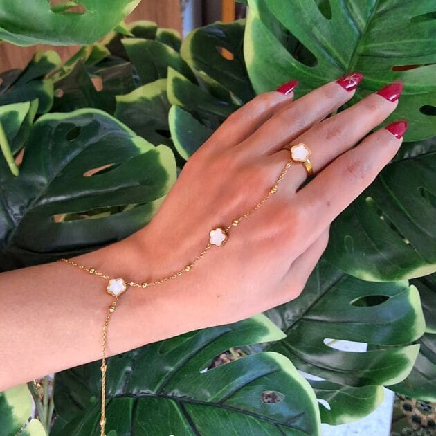 خاتم كف ذهبي مع زهور بيضاء.