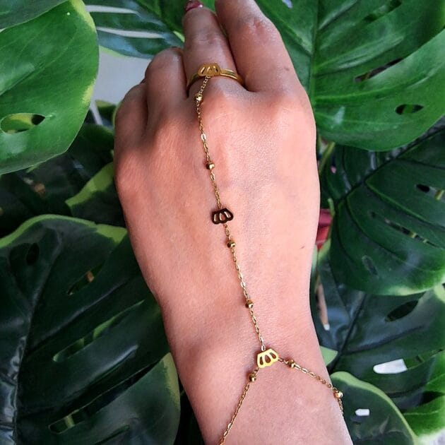 خاتم كف ذهبي بسلسلة ناعمة على اليد.