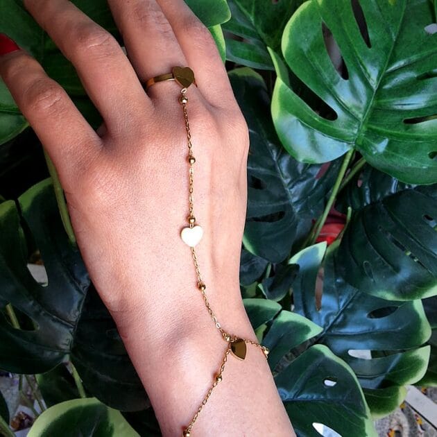 خاتم كف ذهبي مع سلسلة قلوب.