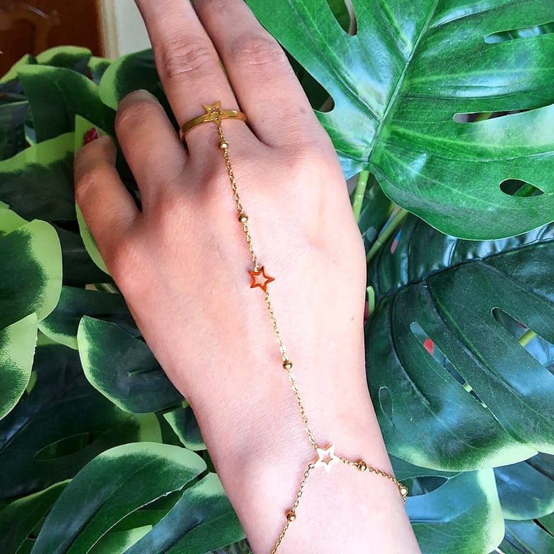 خاتم كف ذهبي بتصميم نجوم متصل بسلسلة.