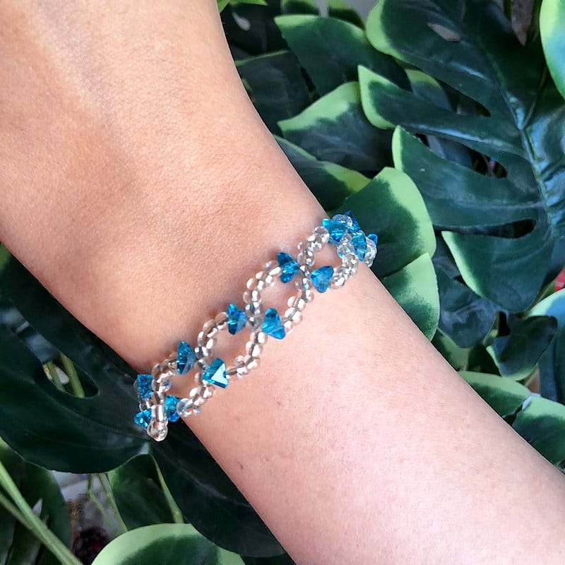 أسوارة كريستال شفاف وأزرق بتصميم مزدوج.