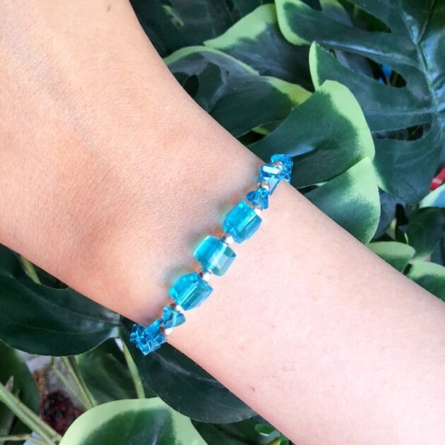 أسوارة خرز أزرق شفاف بتصميم مقطع.