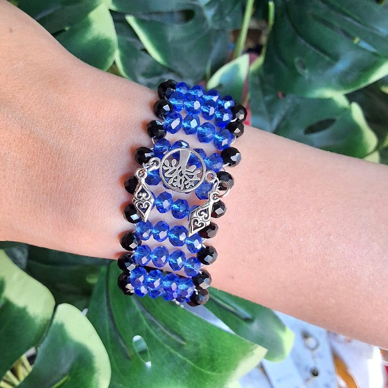 أسوارة خرز كريستال أزرق وأسود متعددة الصفوف.