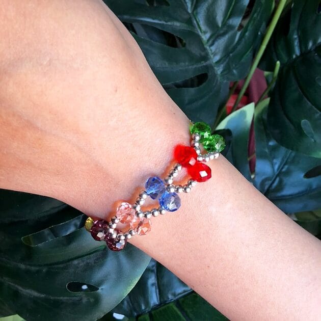 أسوارة كريستال ملونة مع تفاصيل فضية.