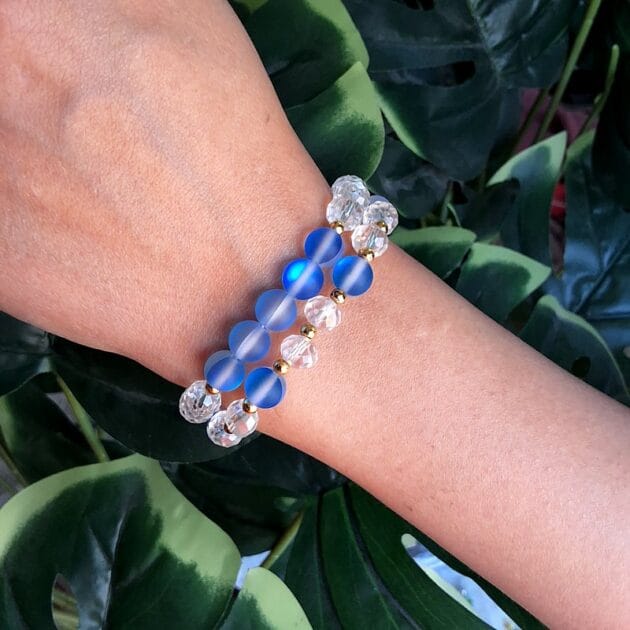 أسوارتين خرز أزرق مع كريستال شفاف.