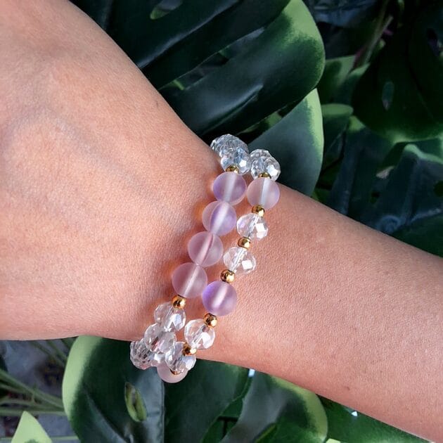 أسوارتين خرز وردي مع كريستال شفاف.