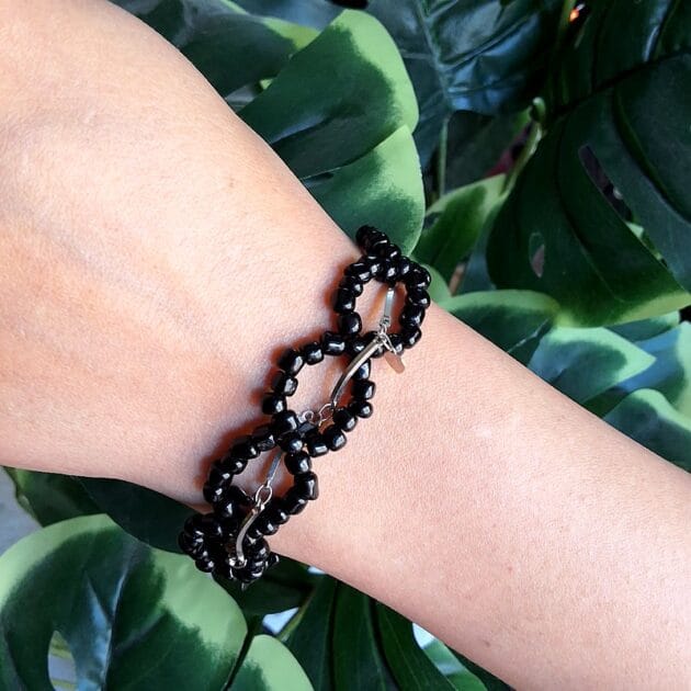 أسوارة خرز أسود بتصميم حلقات متداخلة.