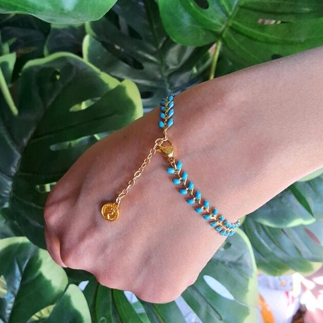 أسوارة خرز تركواز مع تفاصيل ذهبية بتصميم أوراق.