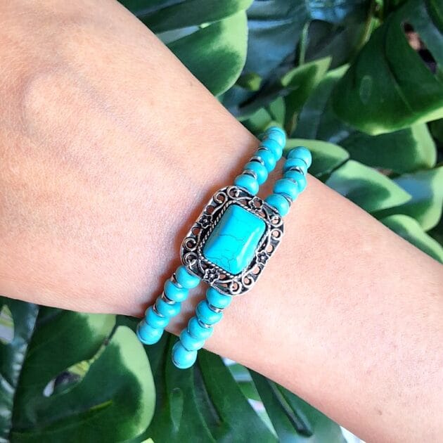 أسوارة خرز فيروزي مزدوجة مع قطعة وسطية بارزة.