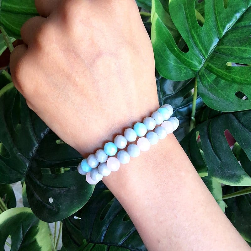 أسوارة خرز مطاطية بلون فاتح على اليد.