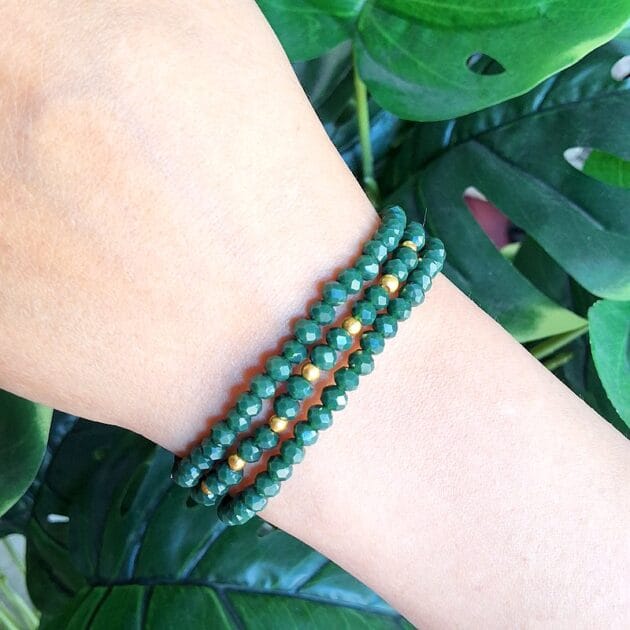 أسوارة خرز أخضر ثلاث طبقات مع تفاصيل ذهبية.