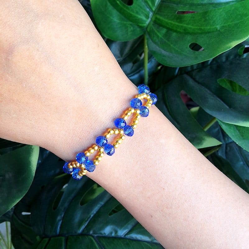 أسوارة خرز أزرق وذهبي أنيقة.