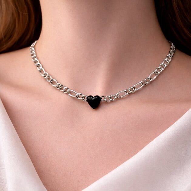 طوق فضي مع قلب مغناطيسي أسود.