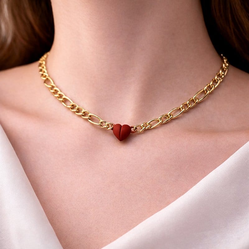 طوق ذهبي بقلب مغناطيسي نصفين.