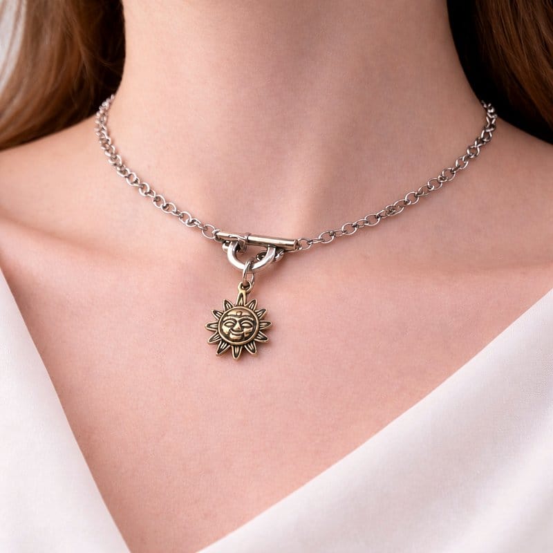 طوق فضي مع تعليقة شمس وقفل أمامي تعليق