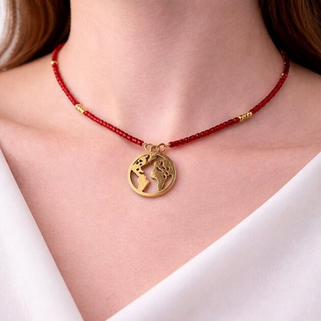 طوق خرز أحمر مع خريطة العالم.