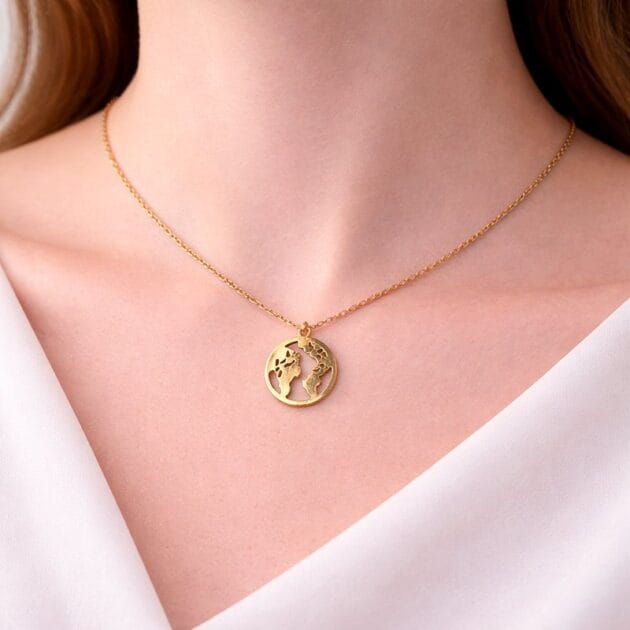 طوق ذهبي بتعليقة خريطة العالم.