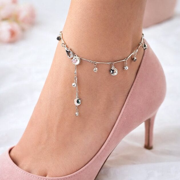 خلخال فضي بتعليقات ناعمة متدلية.