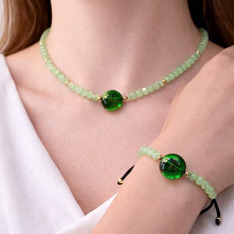 طقم طوق وأسورة خرز أخضر مع حجر لامع.